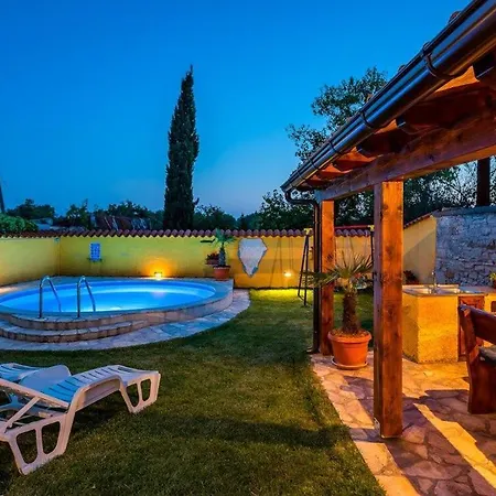 Casa de Férias House Varesko *